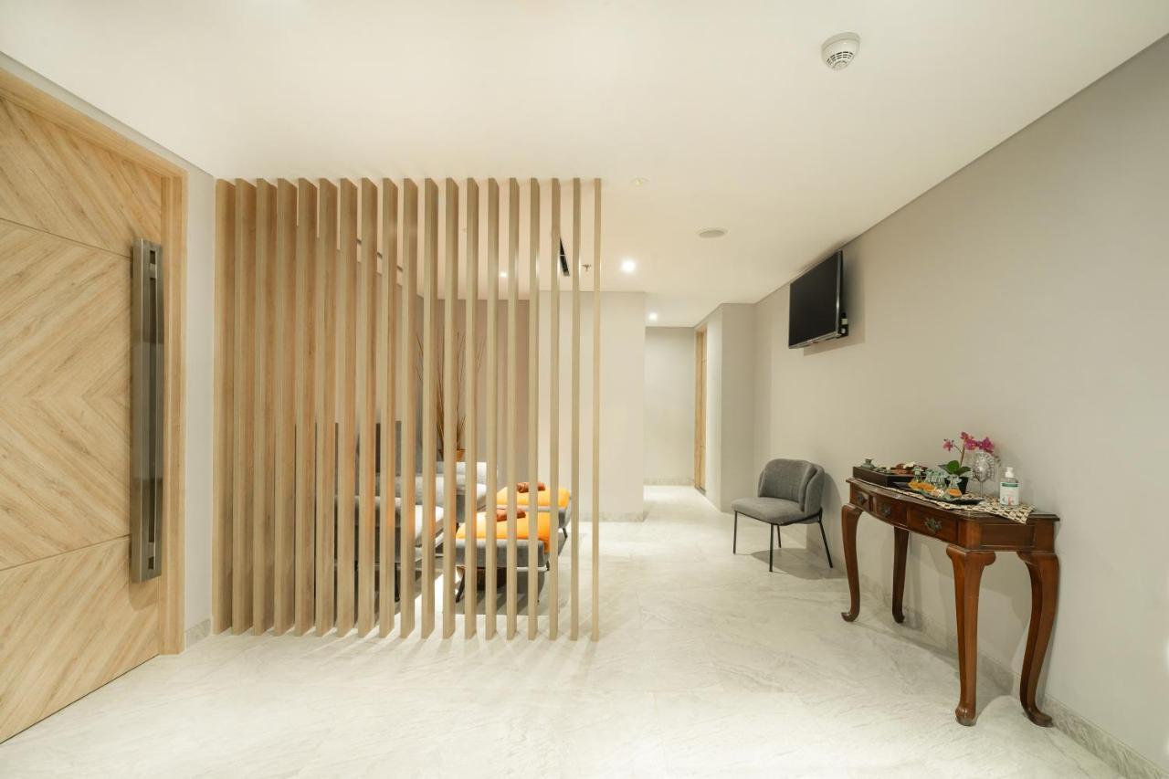 Harris Suites Puri Mansion Jakarta Exterior photo